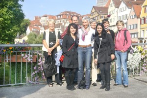 Gruppenfoto vom Filmprojekt Präsidentin Hildegard Kusicka (Mitte) zwischen den beiden palästinensischen Praktikantinnen. Im Hintergrund die beiden Studentinnen, die bei dem Film Regie geführt haben, Marcus Vetter und zwei Club-Mitglieder